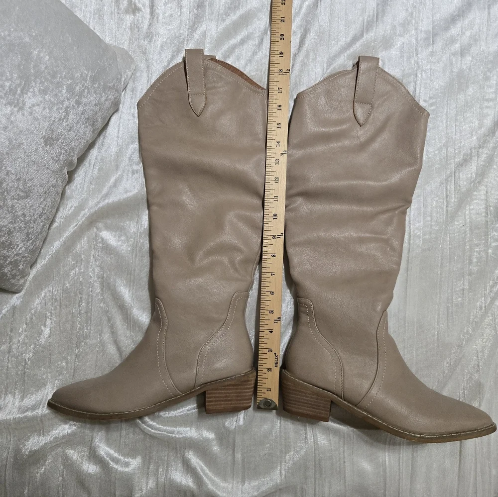 Women's Tan Knee-High Boots By Oasis Society Size 8 EUC